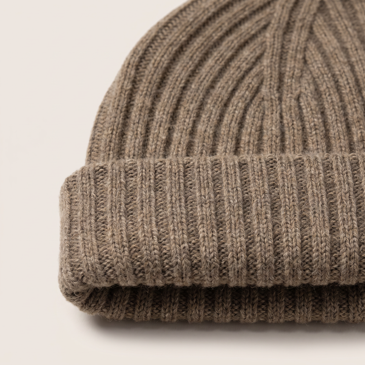 Strickmütze Ed in deep sand – Detailaufnahme #farbe_deep-sand