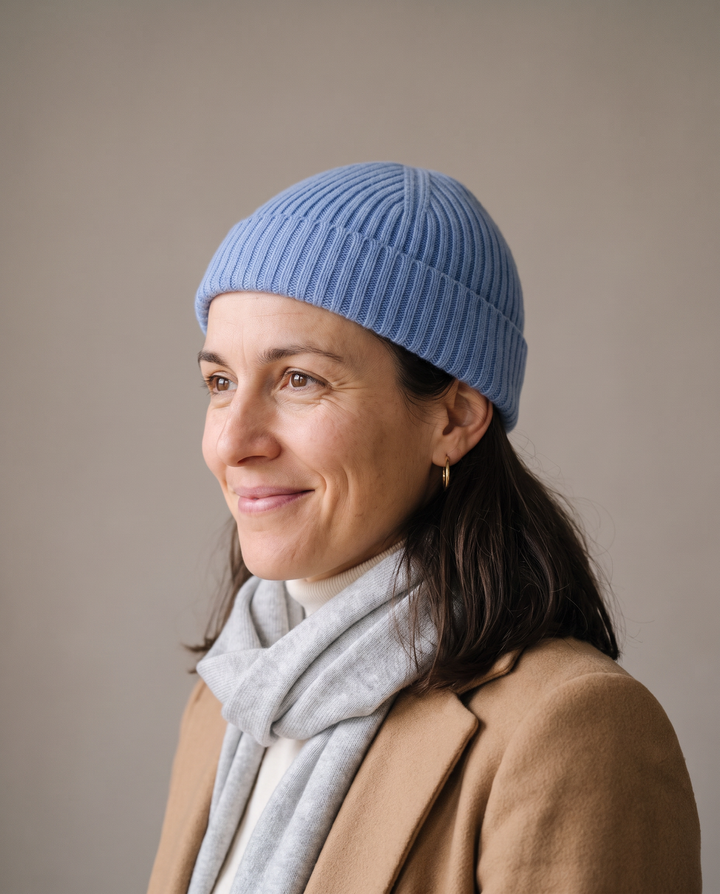 Strickmütze Ed in eisblau – getragen von Damen-Model #farbe_eisblau