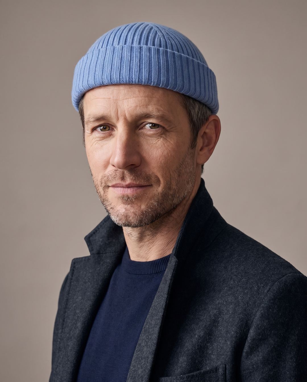 Strickmütze Ed in eisblau – getragen von Herren-Model #farbe_eisblau