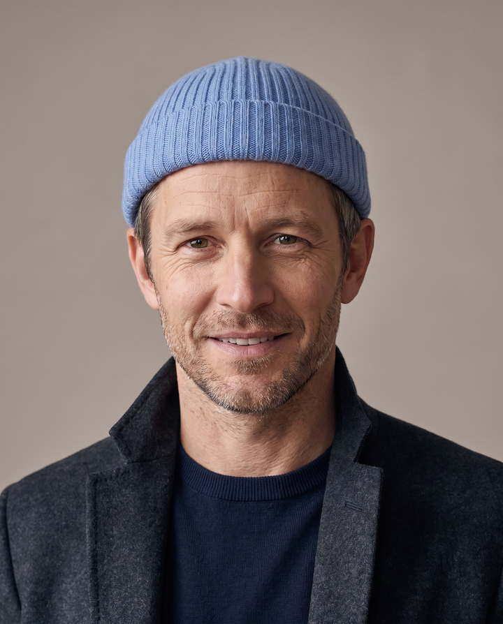 Strickmütze Ed in eisblau – getragen von Herren-Model #farbe_eisblau