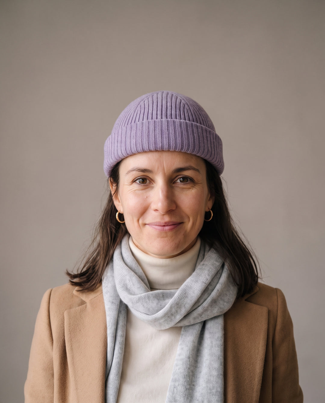 Strickmütze Ed in lavendel – getragen von Damen-Model #farbe_lavendel