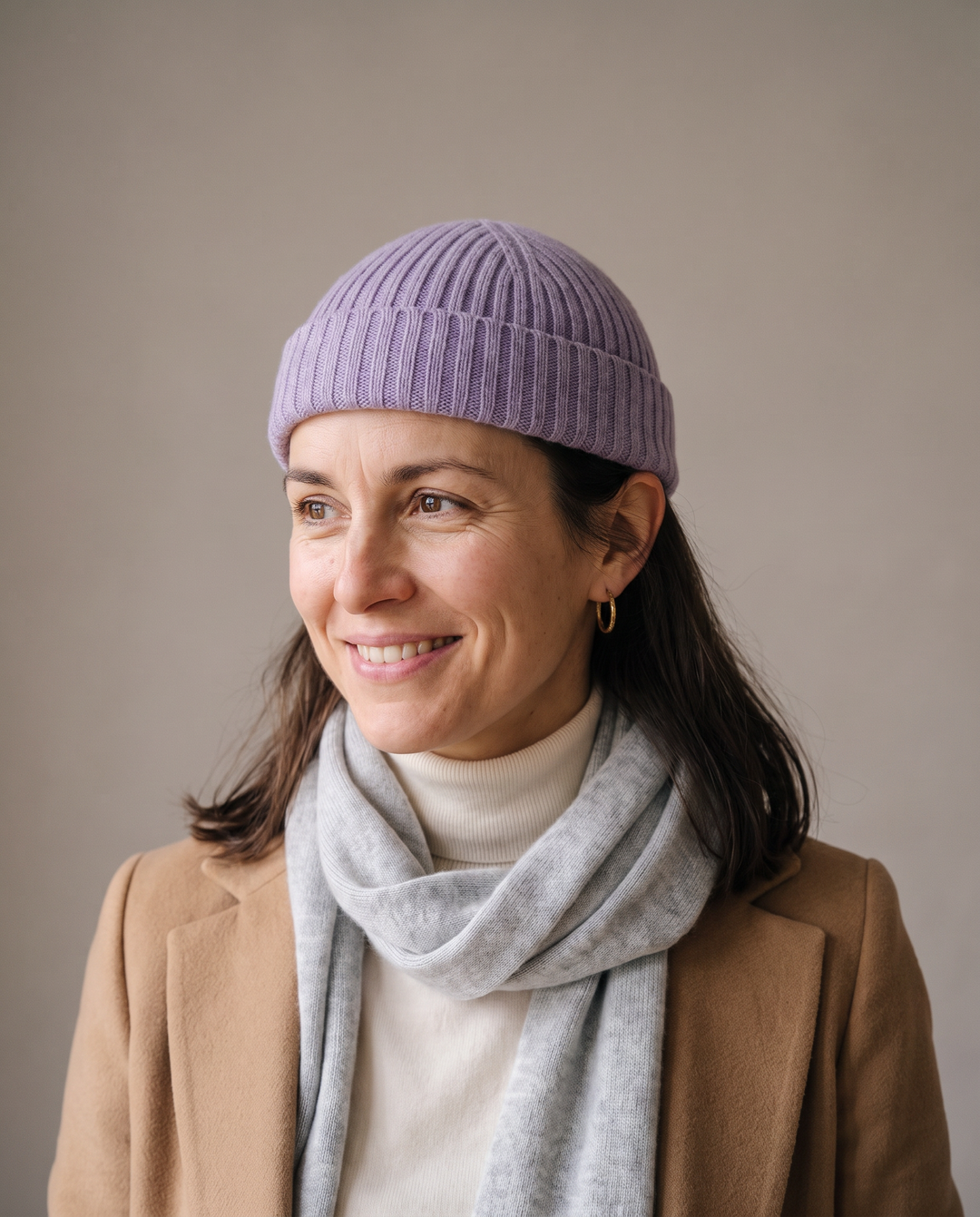 Strickmütze Ed in lavendel – getragen von Damen-Model #farbe_lavendel