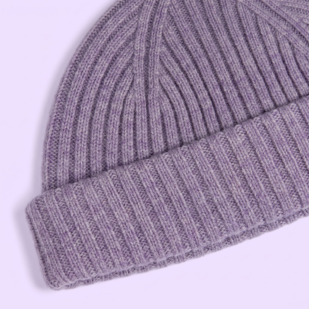 Strickmütze Ed in lavendel – Detailaufnahme #farbe_lavendel