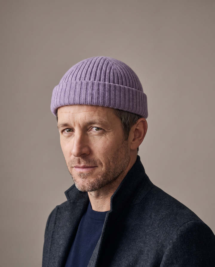 Strickmütze Ed in lavendel – getragen von Herren-Model #farbe_lavendel