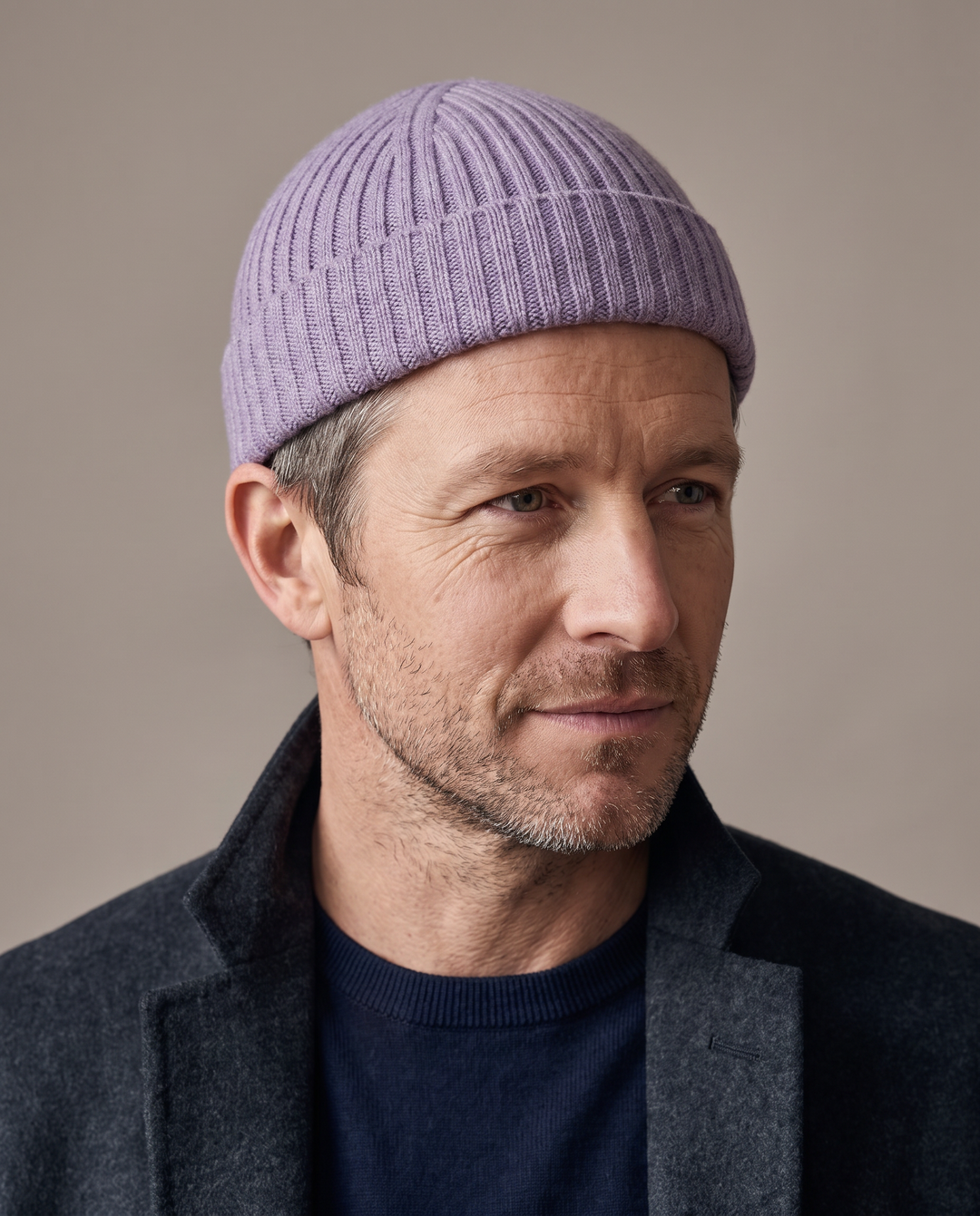Strickmütze Ed in lavendel – getragen von Herren-Model #farbe_lavendel