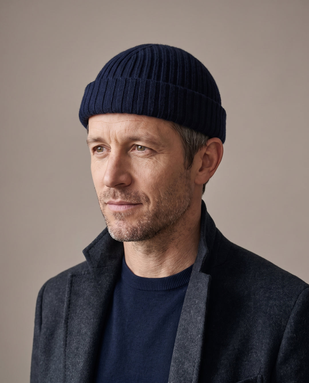 Strickmütze Ed in marineblau – getragen von Herren-Model #farbe_marineblau