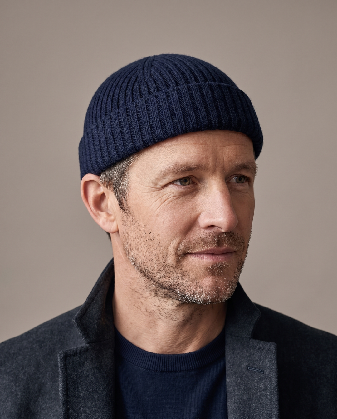 Strickmütze Ed in marineblau – getragen von Herren-Model #farbe_marineblau