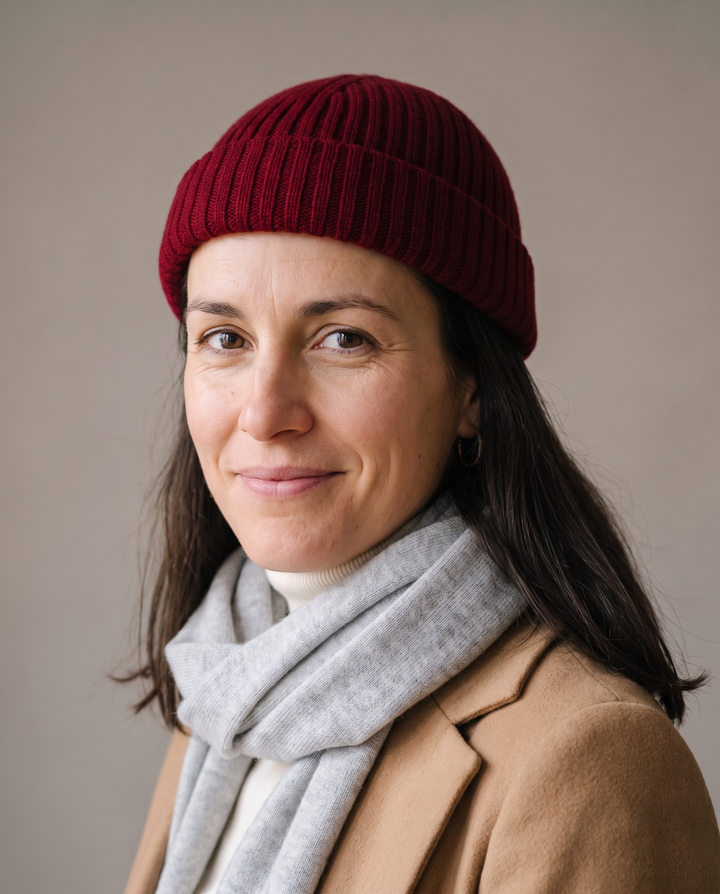 Strickmütze Ed in rot – getragen von Damen-Model #farbe_rot