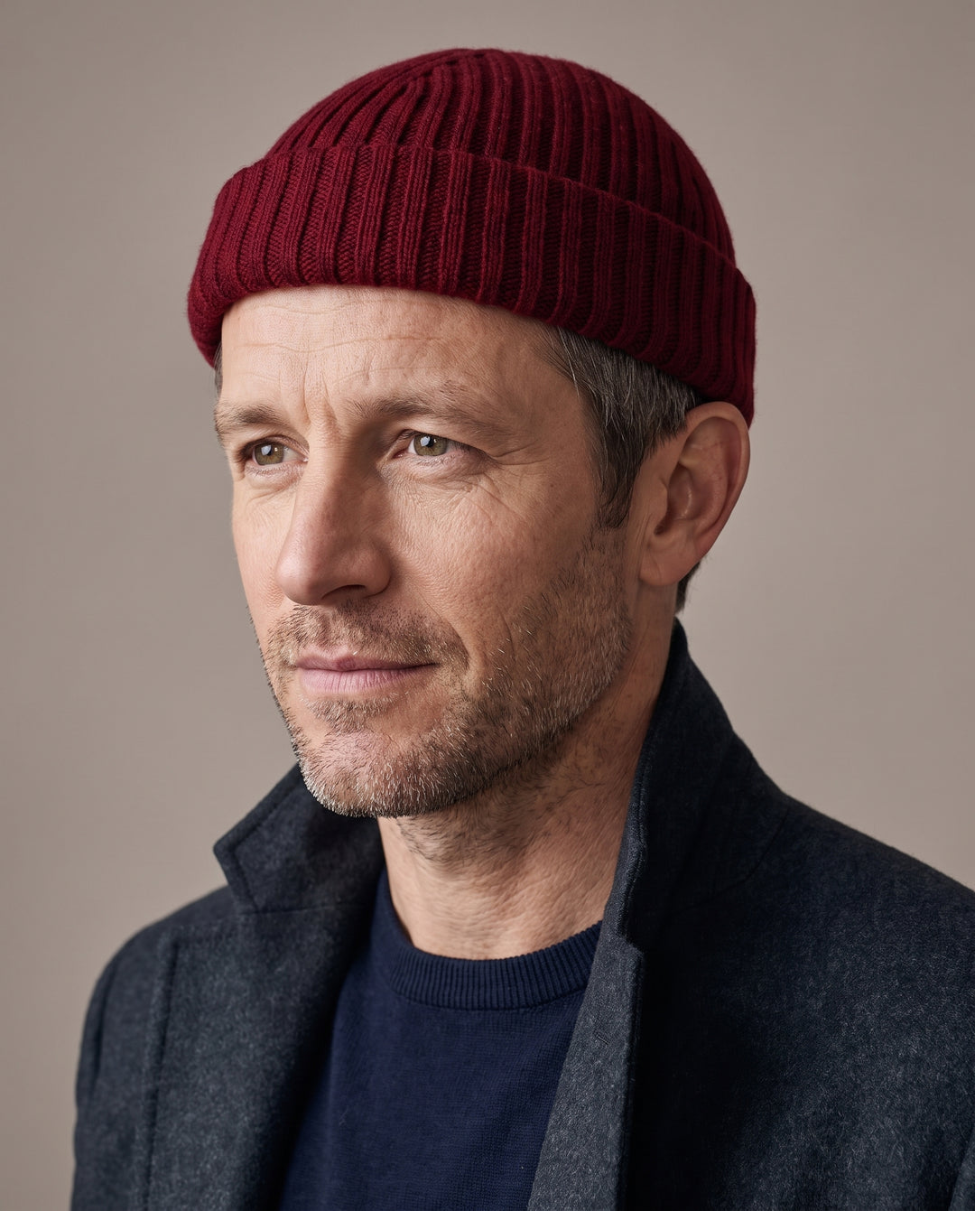 Strickmütze Ed in rot – getragen von Herren-Model #farbe_rot