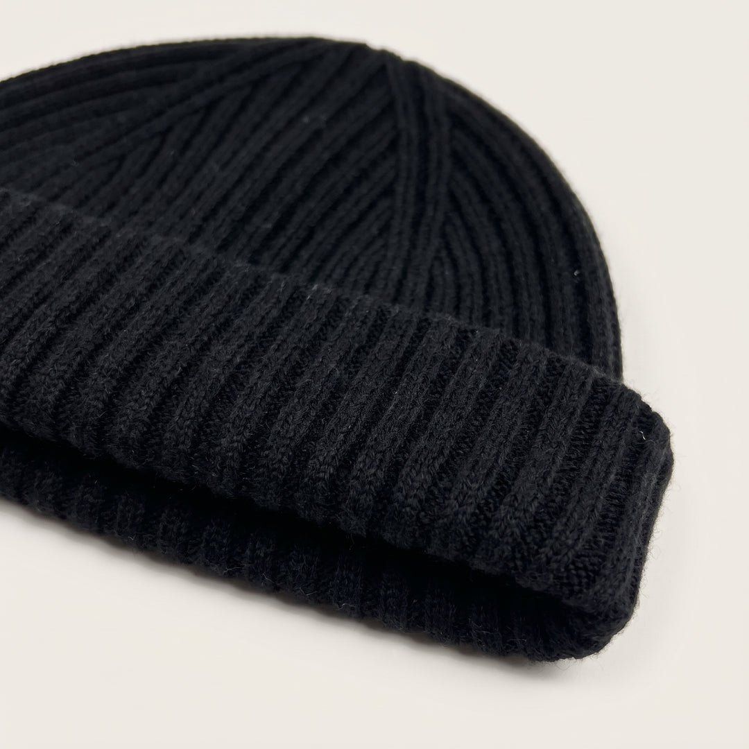 Strickmütze Ed in schwarz – Detailaufnahme #farbe_schwarz