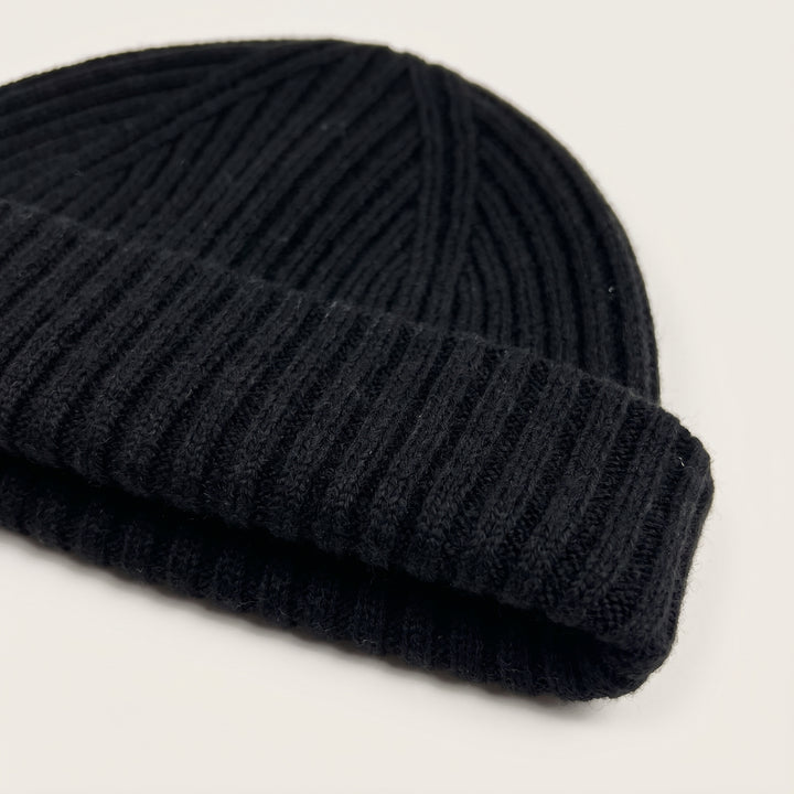 Strickmütze Ed in schwarz – Detailaufnahme #farbe_schwarz