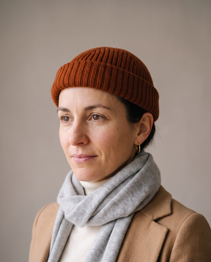 Strickmütze Ed in sienna – getragen von Damen-Model #farbe_sienna