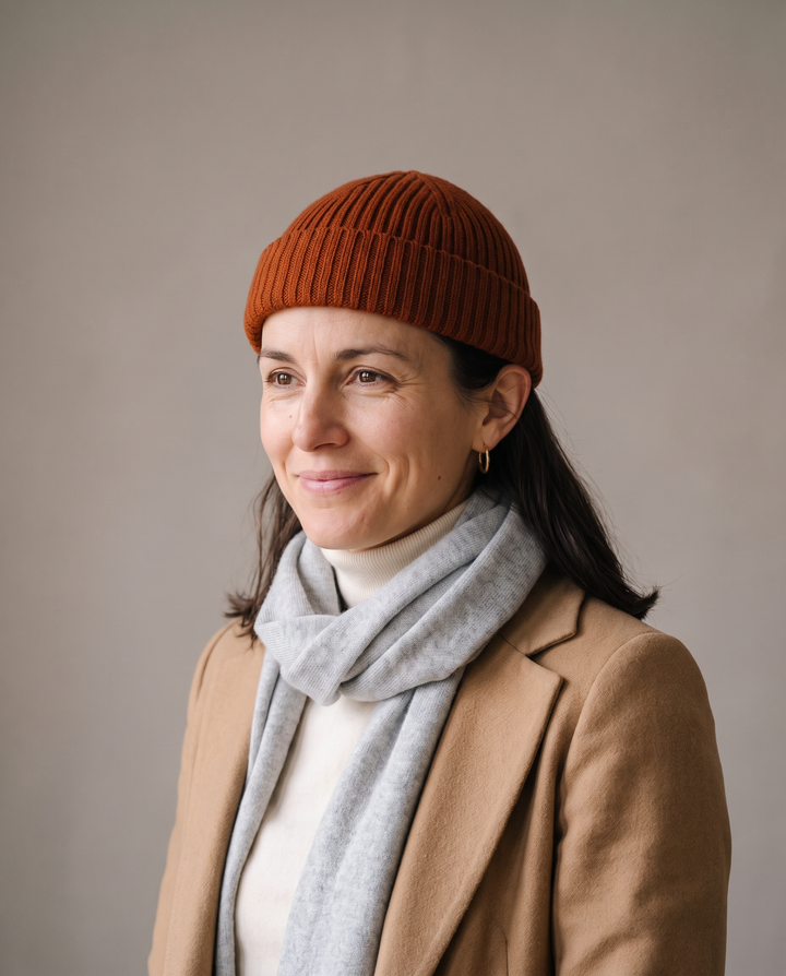 Strickmütze Ed in sienna – getragen von Damen-Model #farbe_sienna