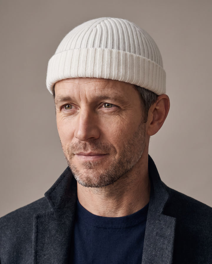 Strickmütze Ed in snow – getragen von Herren-Model #farbe_snow