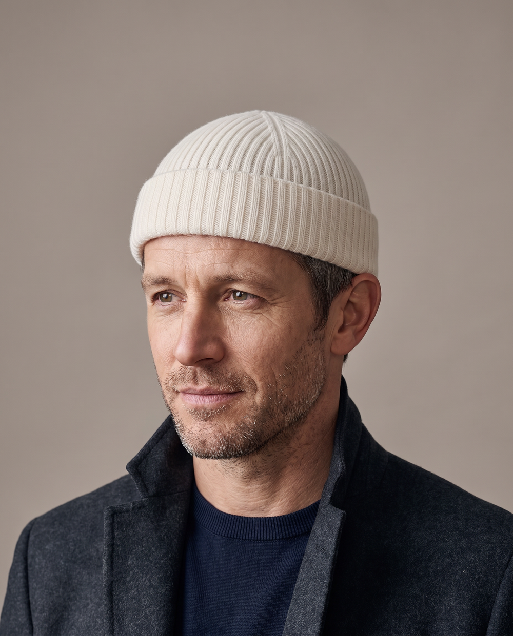Strickmütze Ed in snow – getragen von Herren-Model #farbe_snow