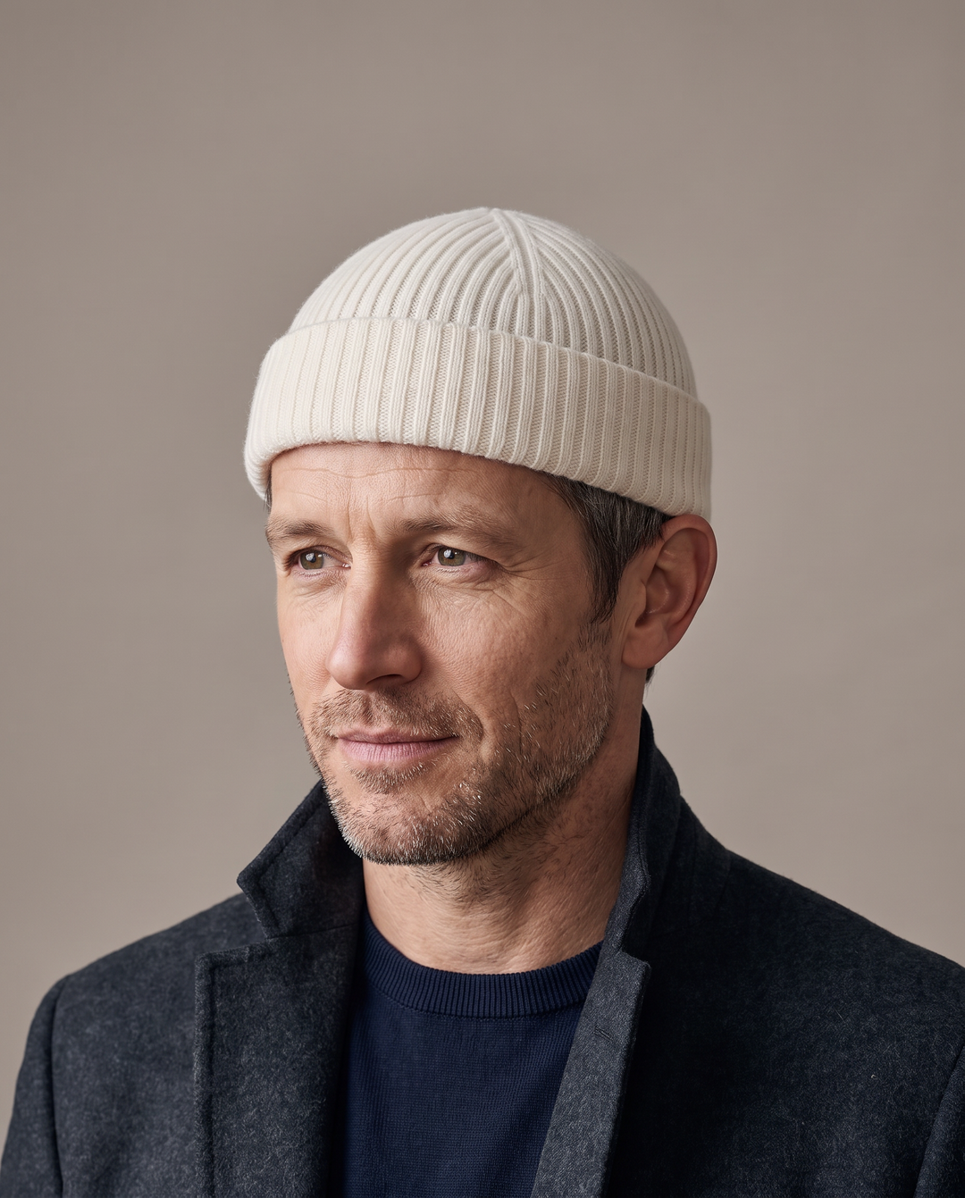 Strickmütze Ed in snow – getragen von Herren-Model #farbe_snow