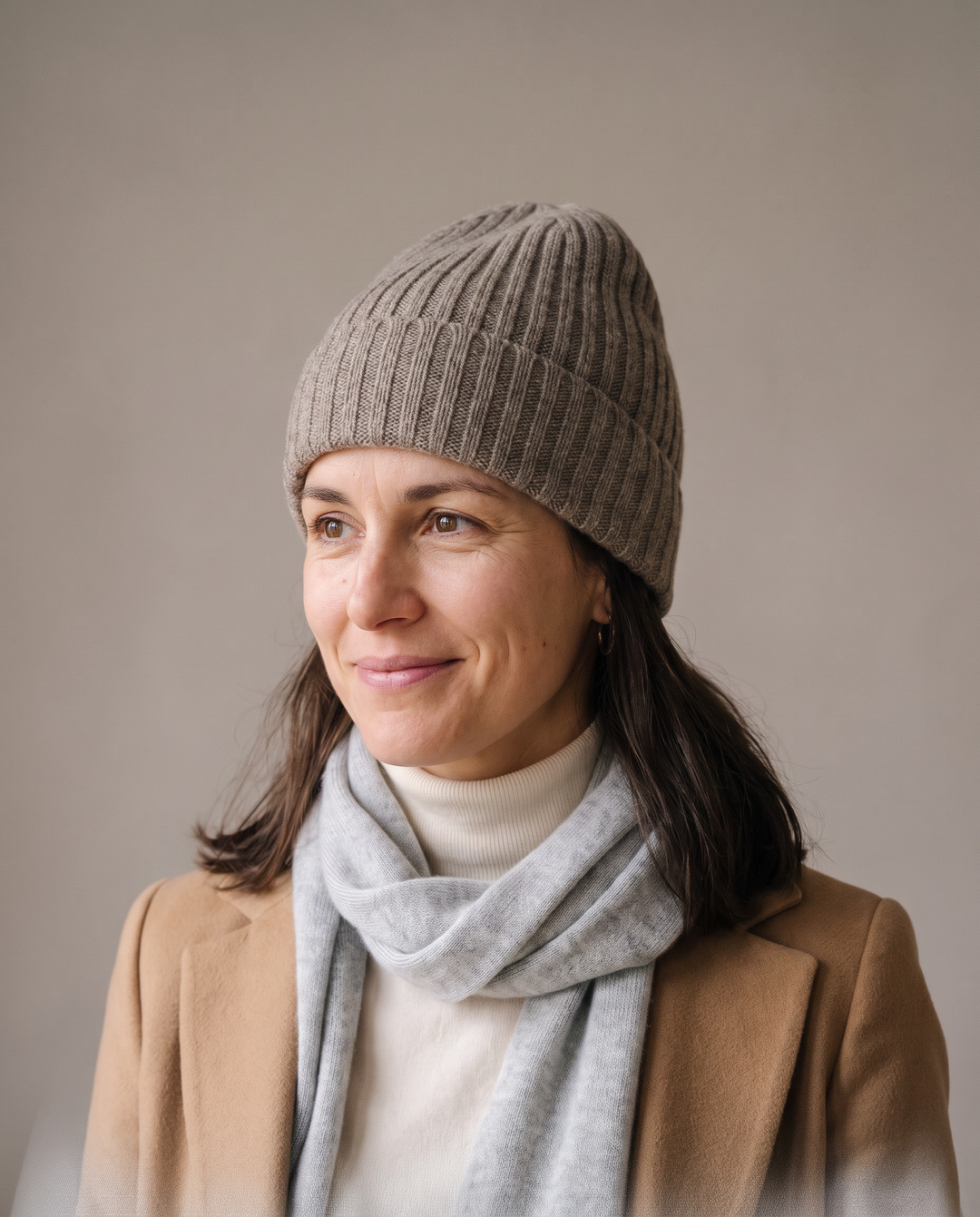 Strickmütze Lu in deep sand – getragen von Damen-Model #farbe_deep-sand