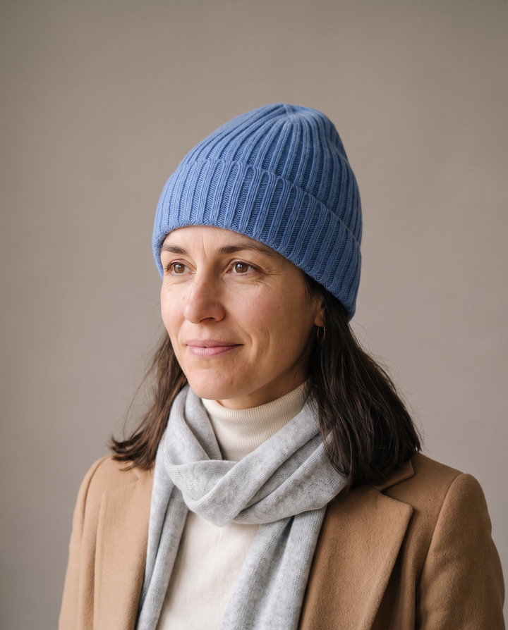 Strickmütze Lu in eisblau – getragen von Damen-Model #farbe_eisblau