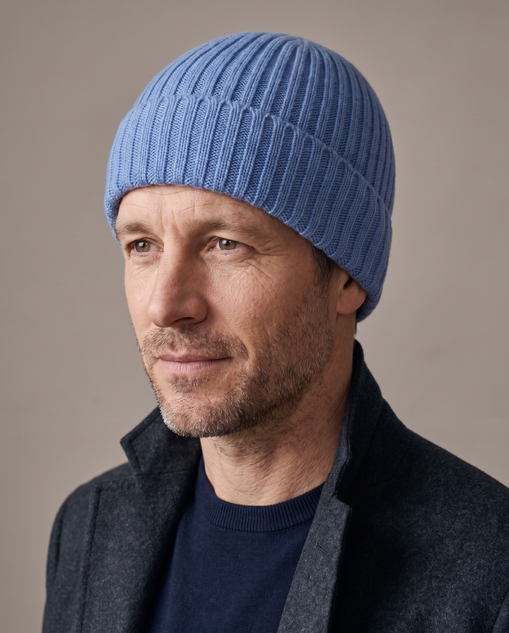 Strickmütze Lu in eisblau – getragen von Herren-Model #farbe_eisblau