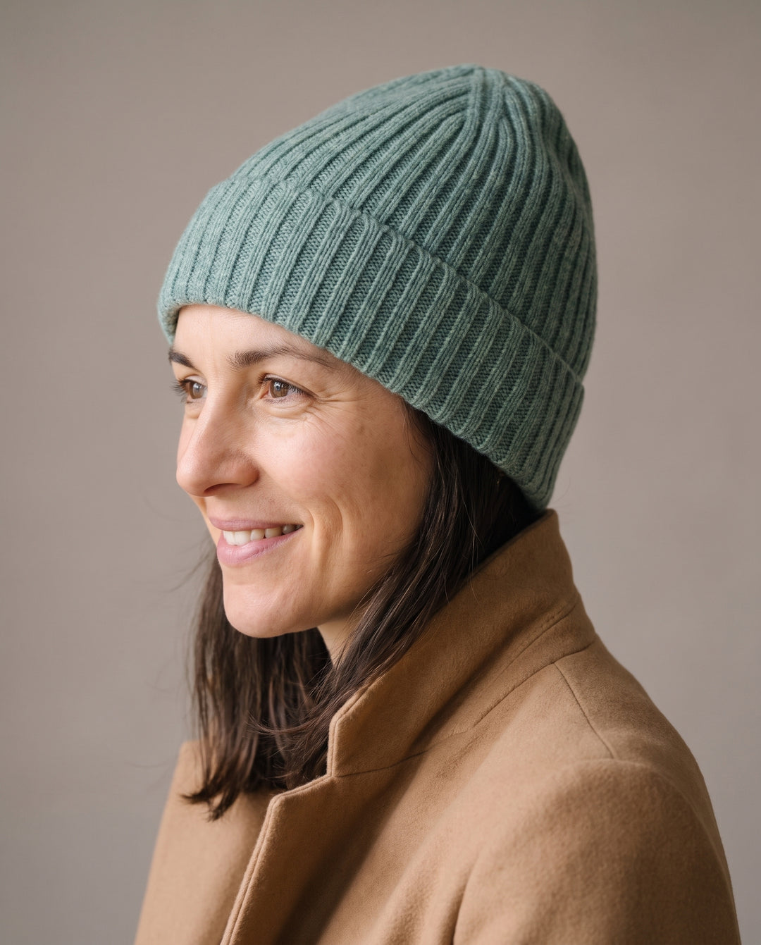 Strickmütze Lu in grün – getragen von Damen-Model #farbe_gr-n