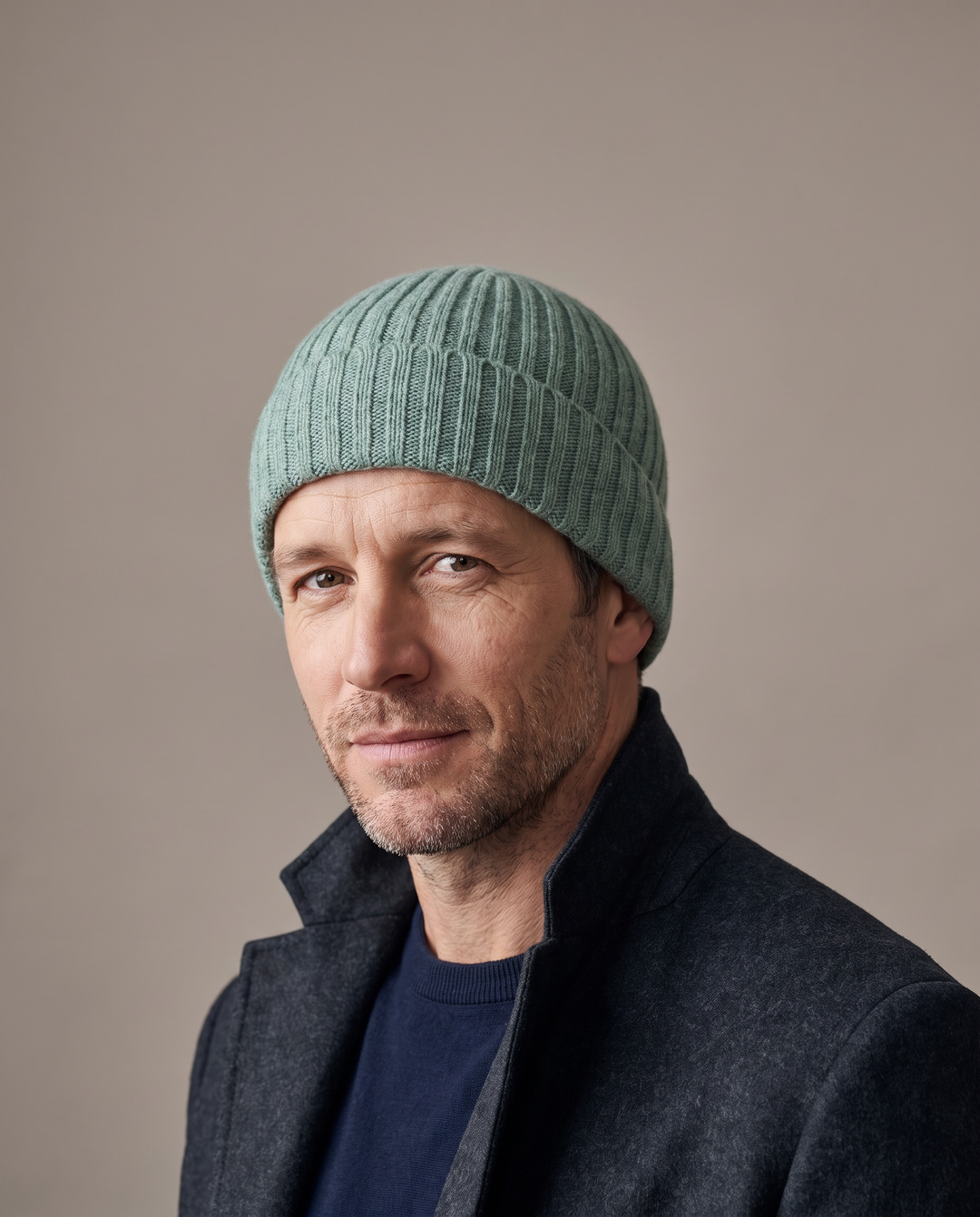 Strickmütze Lu in grün – getragen von Herren-Model #farbe_gr-n