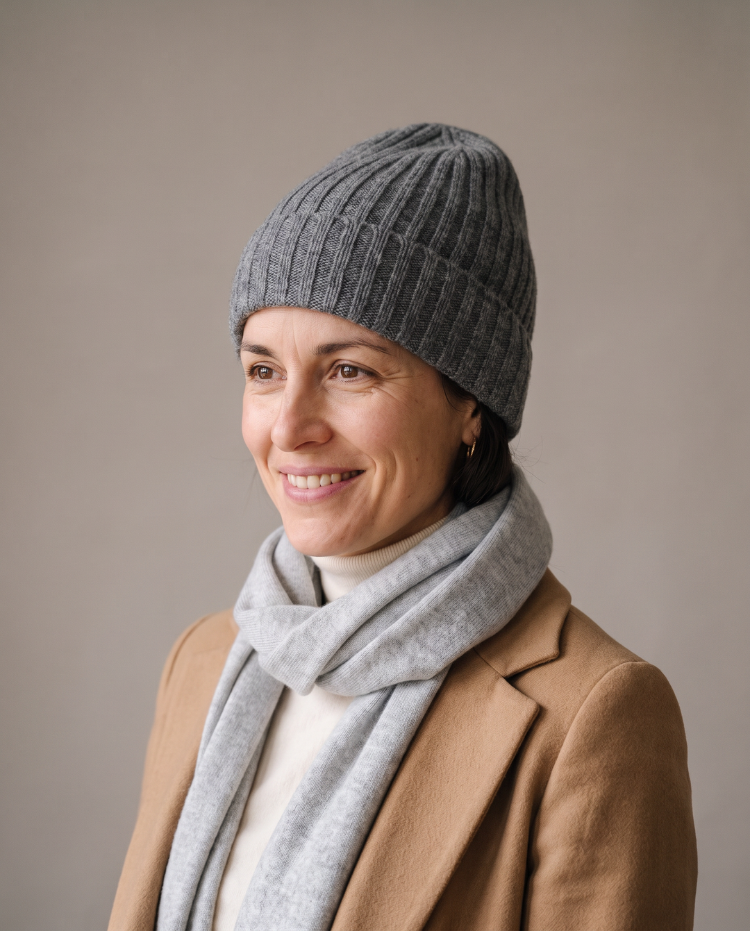 Strickmütze Lu in graumelange – getragen von Damen-Model #farbe_graumelange