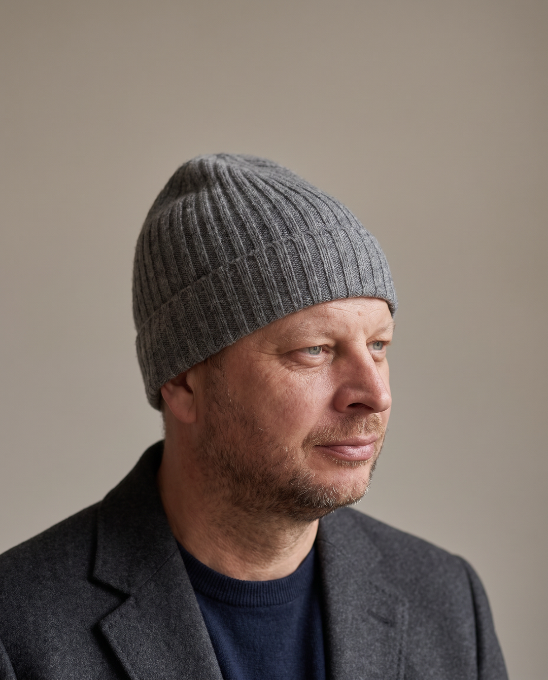 Strickmütze Lu in graumelange – getragen von Herren-Model #farbe_graumelange