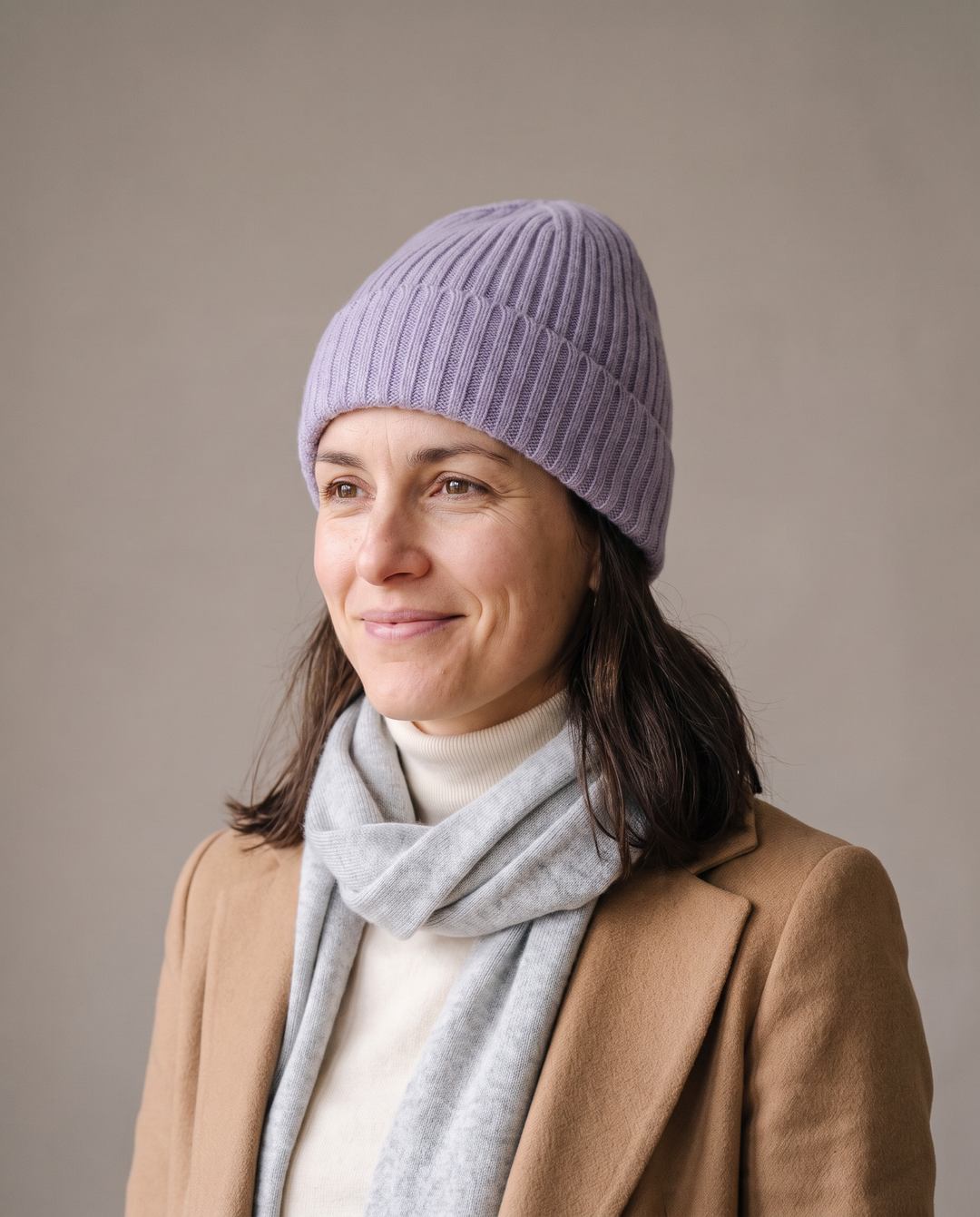 Strickmütze Lu in lavendel – getragen von Damen-Model #farbe_lavendel