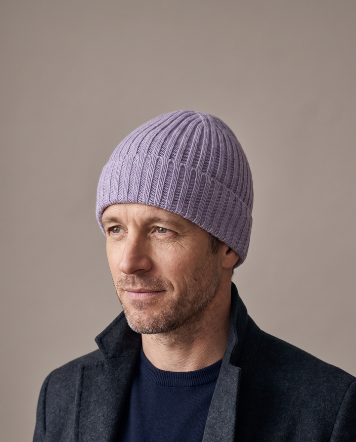 Strickmütze Lu in lavendel – getragen von Herren-Model #farbe_lavendel