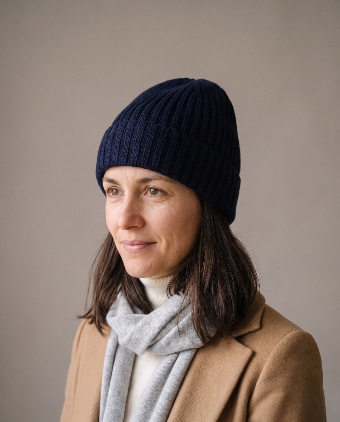 Strickmütze Lu in marineblau – getragen von Damen-Model #farbe_marineblau