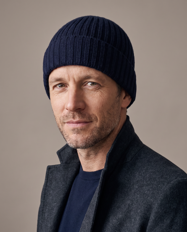 Strickmütze Lu in marineblau – getragen von Herren-Model #farbe_marineblau