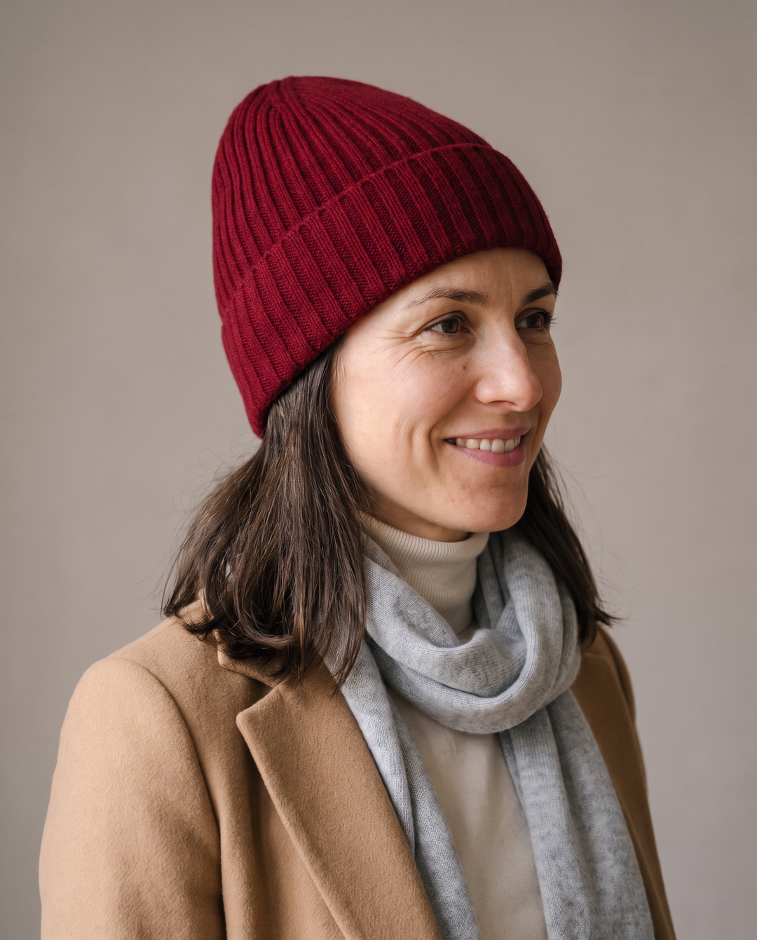 Strickmütze Lu in rot – getragen von Damen-Model #farbe_rot