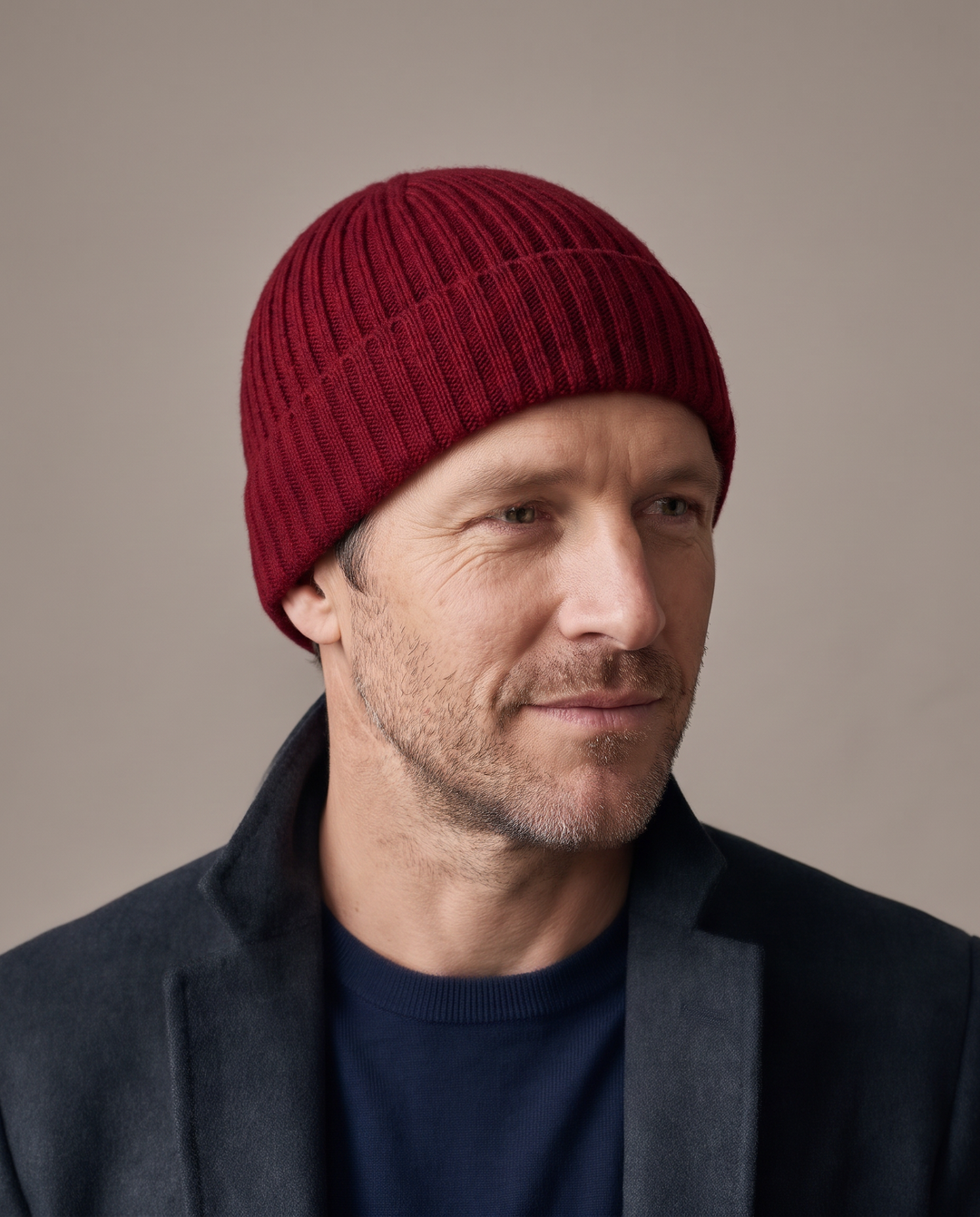 Strickmütze Lu in rot – getragen von Herren-Model #farbe_rot