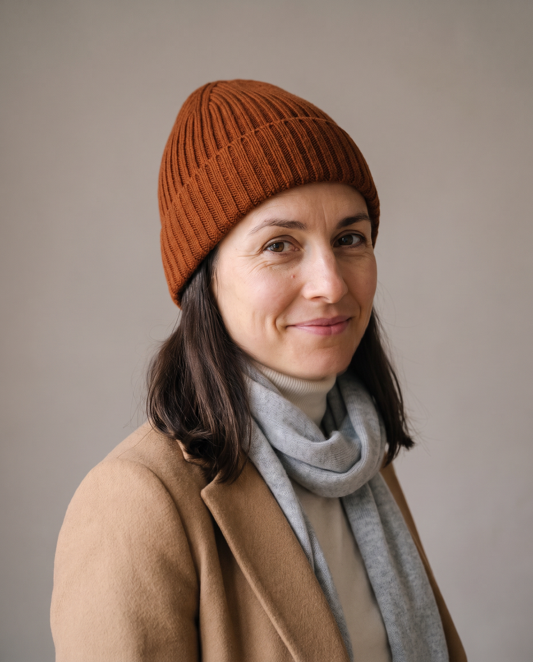 Strickmütze Lu in sienna – getragen von Damen-Model #farbe_sienna