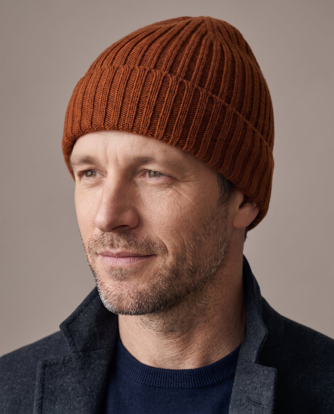 Strickmütze Lu in sienna – getragen von Herren-Model #farbe_sienna