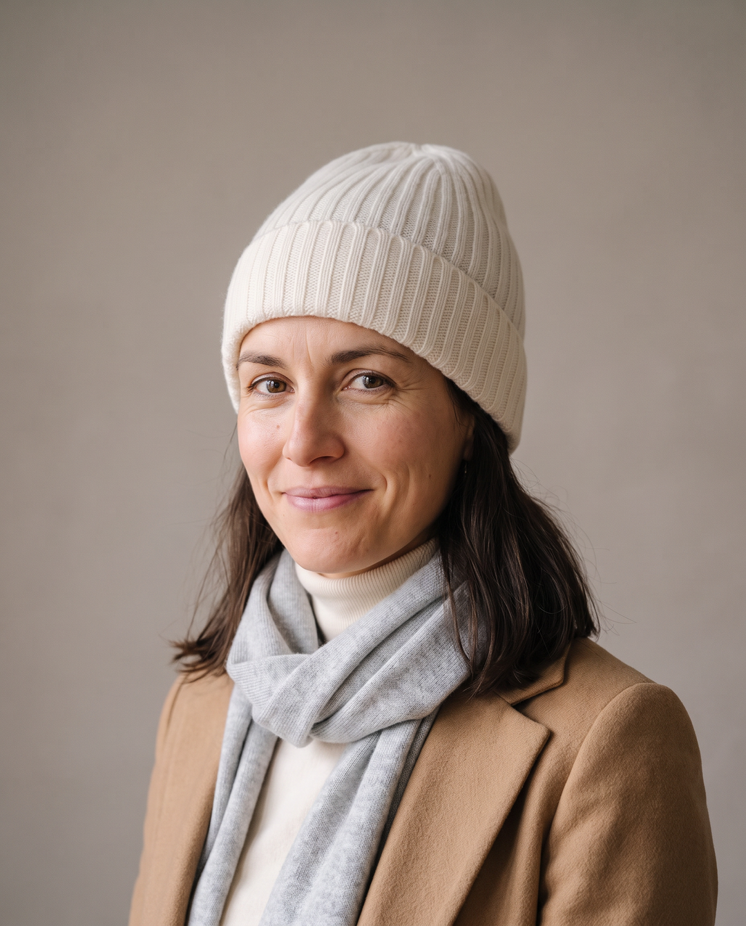 Strickmütze Lu in snow – getragen von Damen-Model #farbe_snow