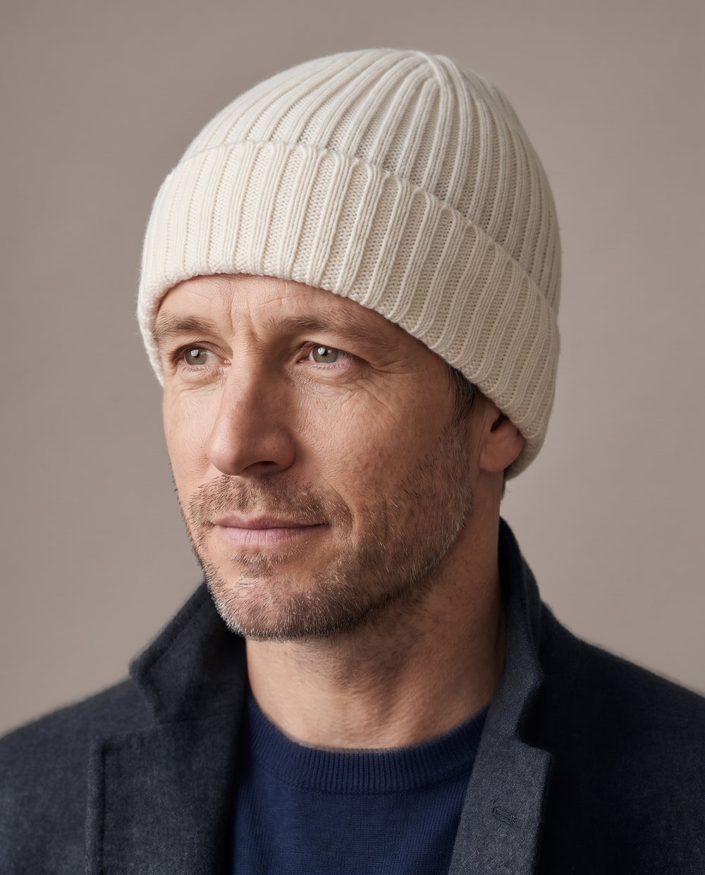 Strickmütze Lu in snow – getragen von Herren-Model #farbe_snow