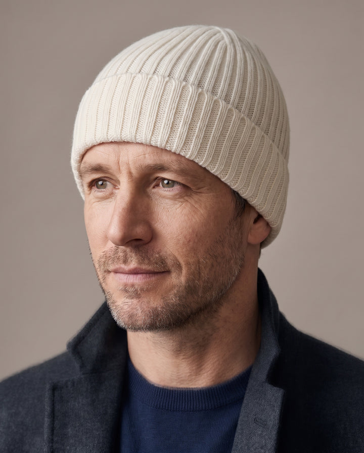 Strickmütze Lu in snow – getragen von Herren-Model #farbe_snow