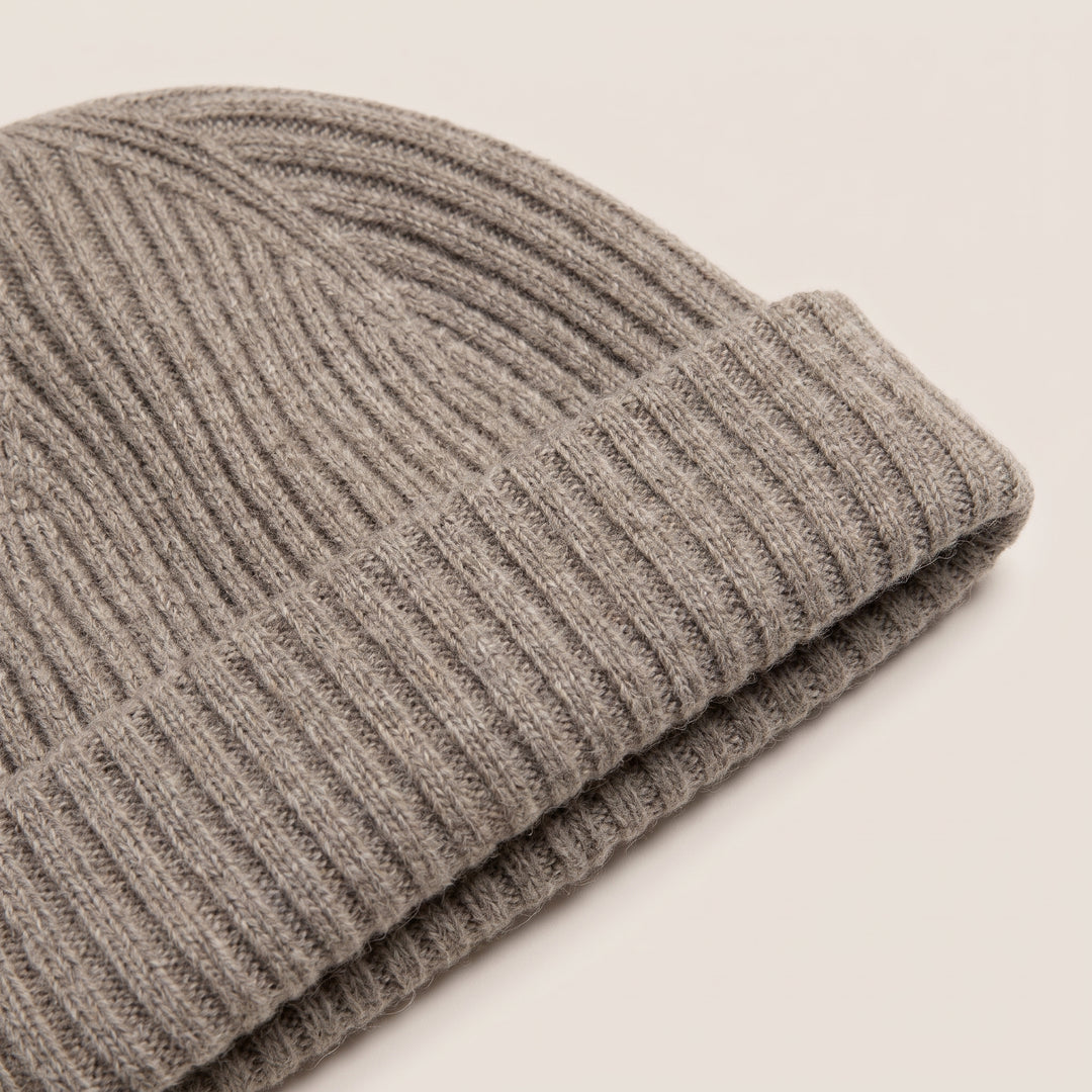 Strickmütze Mo in deep sand – Detailaufnahme #farbe_deep-sand
