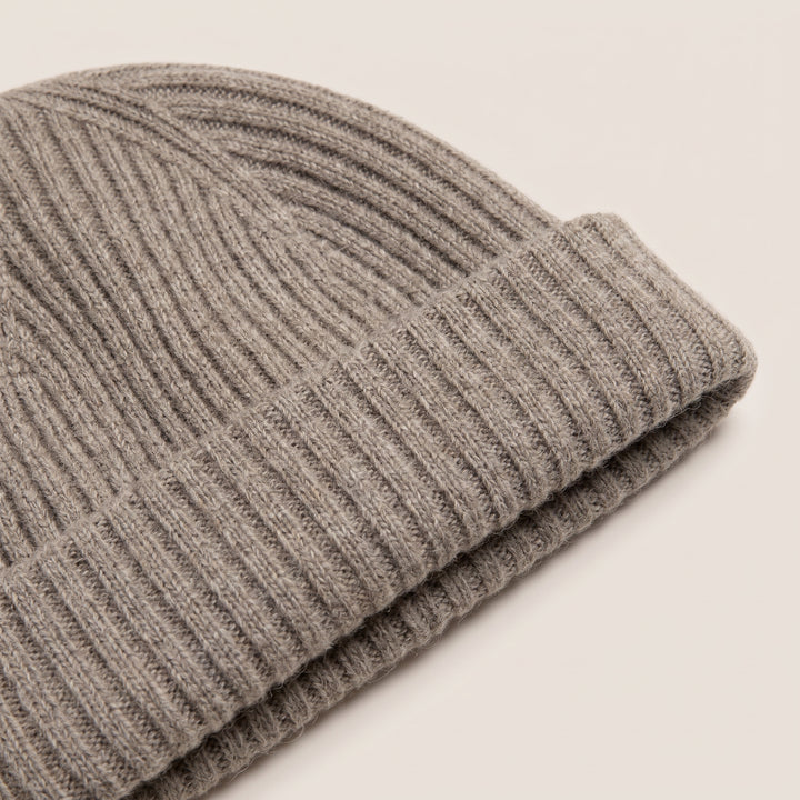Strickmütze Mo in deep sand – Detailaufnahme #farbe_deep-sand