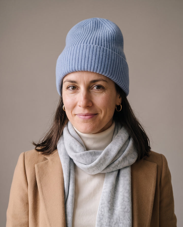 Strickmütze Mo in eisblau – getragen von Damen-Model #farbe_eisblau