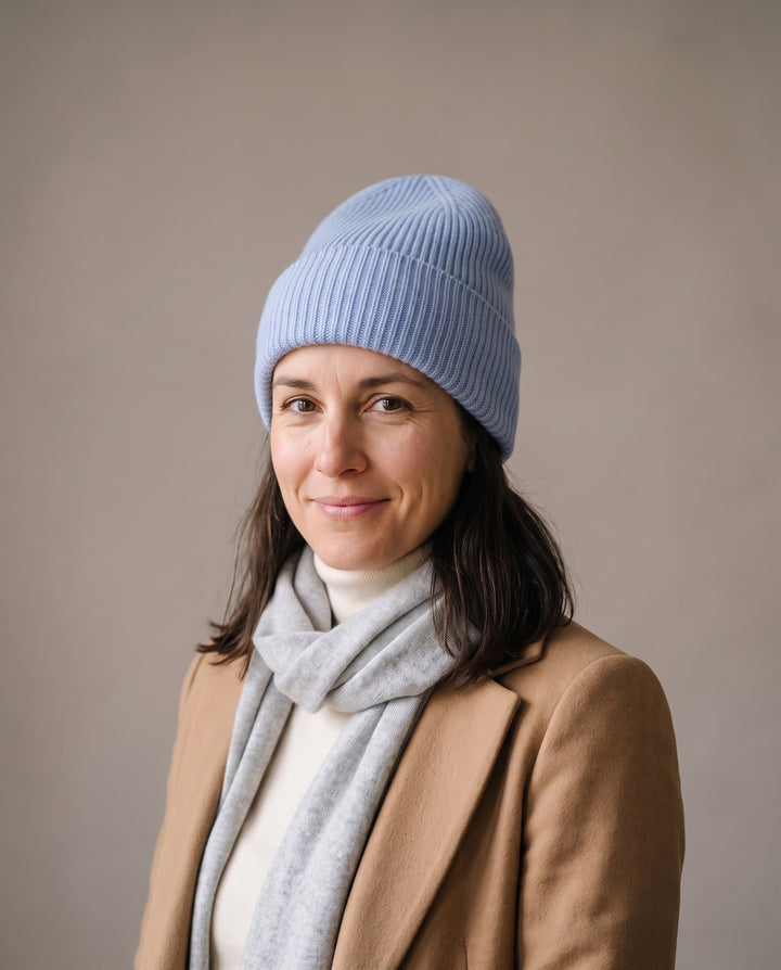 Strickmütze Mo in eisblau – getragen von Damen-Model #farbe_eisblau
