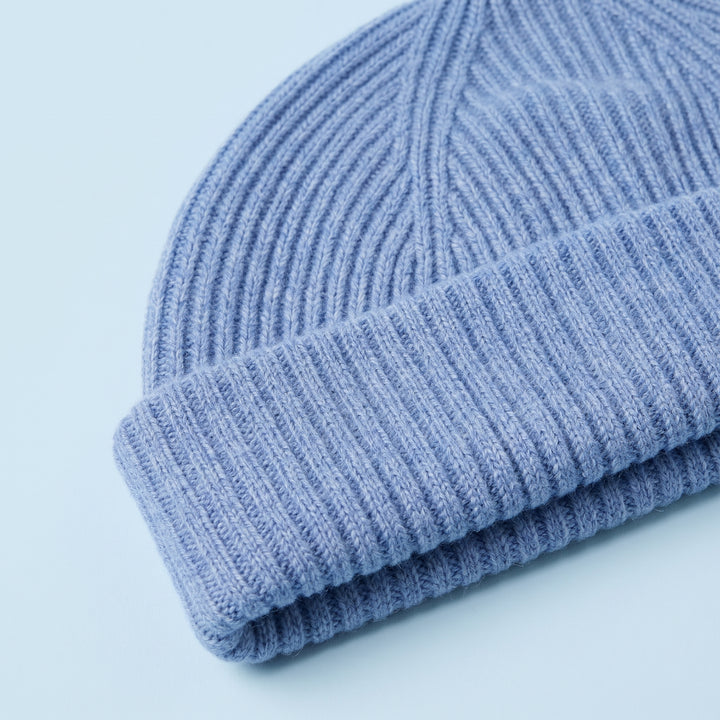 Strickmütze Mo in eisblau – Detailaufnahme #farbe_eisblau