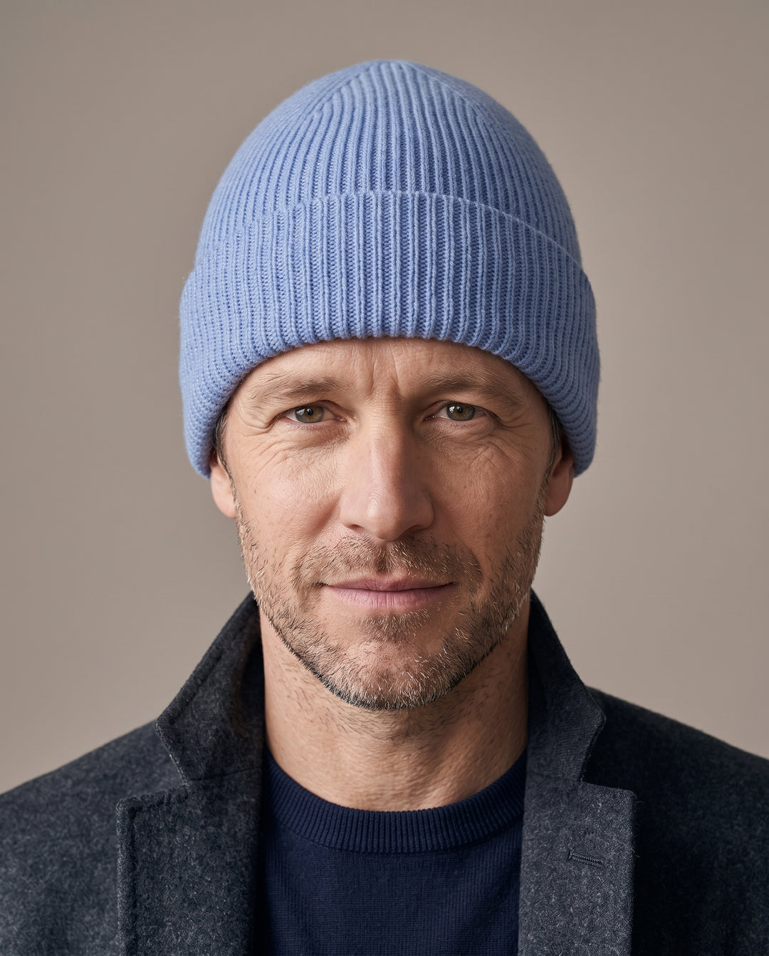 Strickmütze Mo in eisblau – getragen von Herren-Model #farbe_eisblau