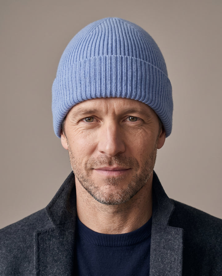 Strickmütze Mo in eisblau – getragen von Herren-Model #farbe_eisblau