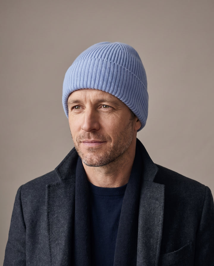 Strickmütze Mo in eisblau – getragen von Herren-Model #farbe_eisblau