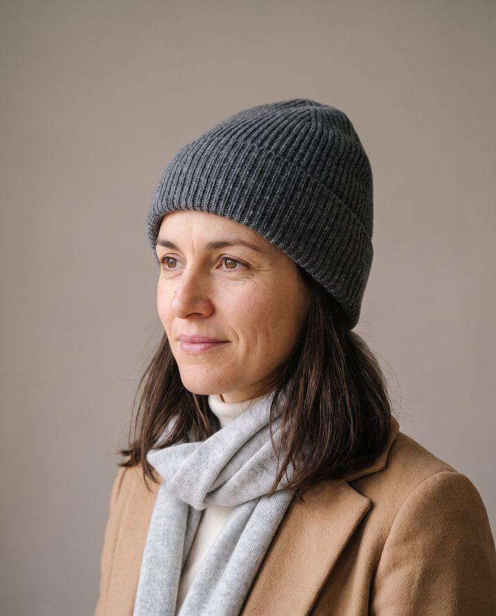 Strickmütze Mo in graumelange – getragen von Damen-Model #farbe_graumelange