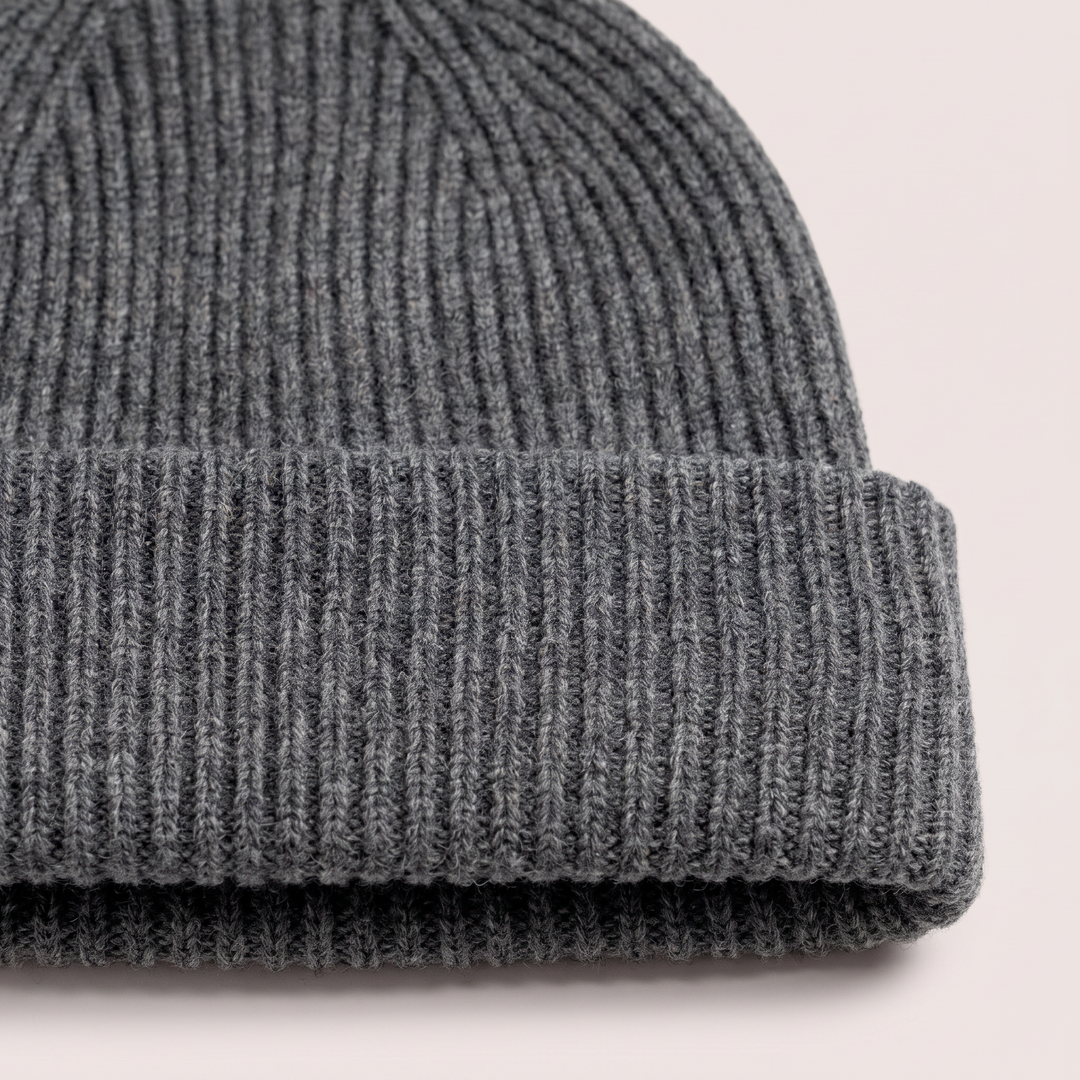 Strickmütze Mo in graumelange – Detailaufnahme #farbe_graumelange