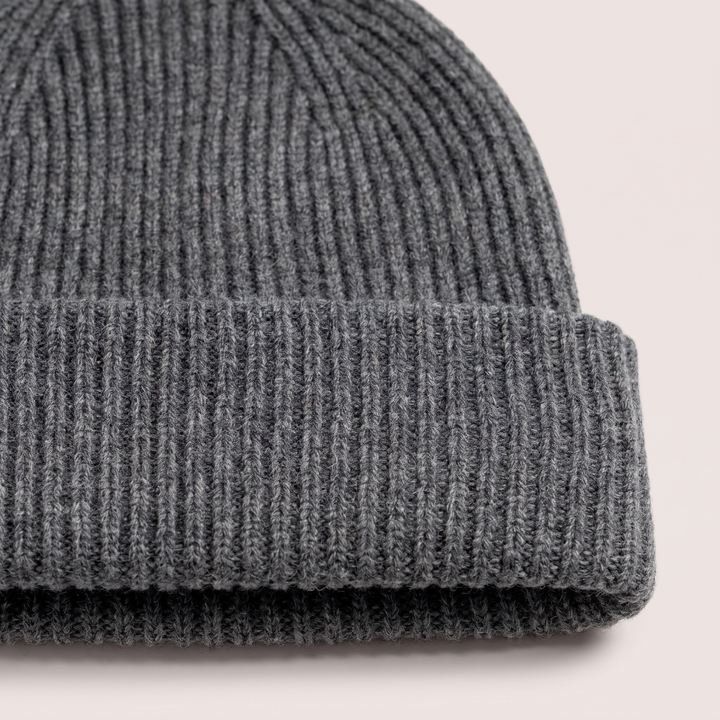 Strickmütze Mo in graumelange – Detailaufnahme #farbe_graumelange