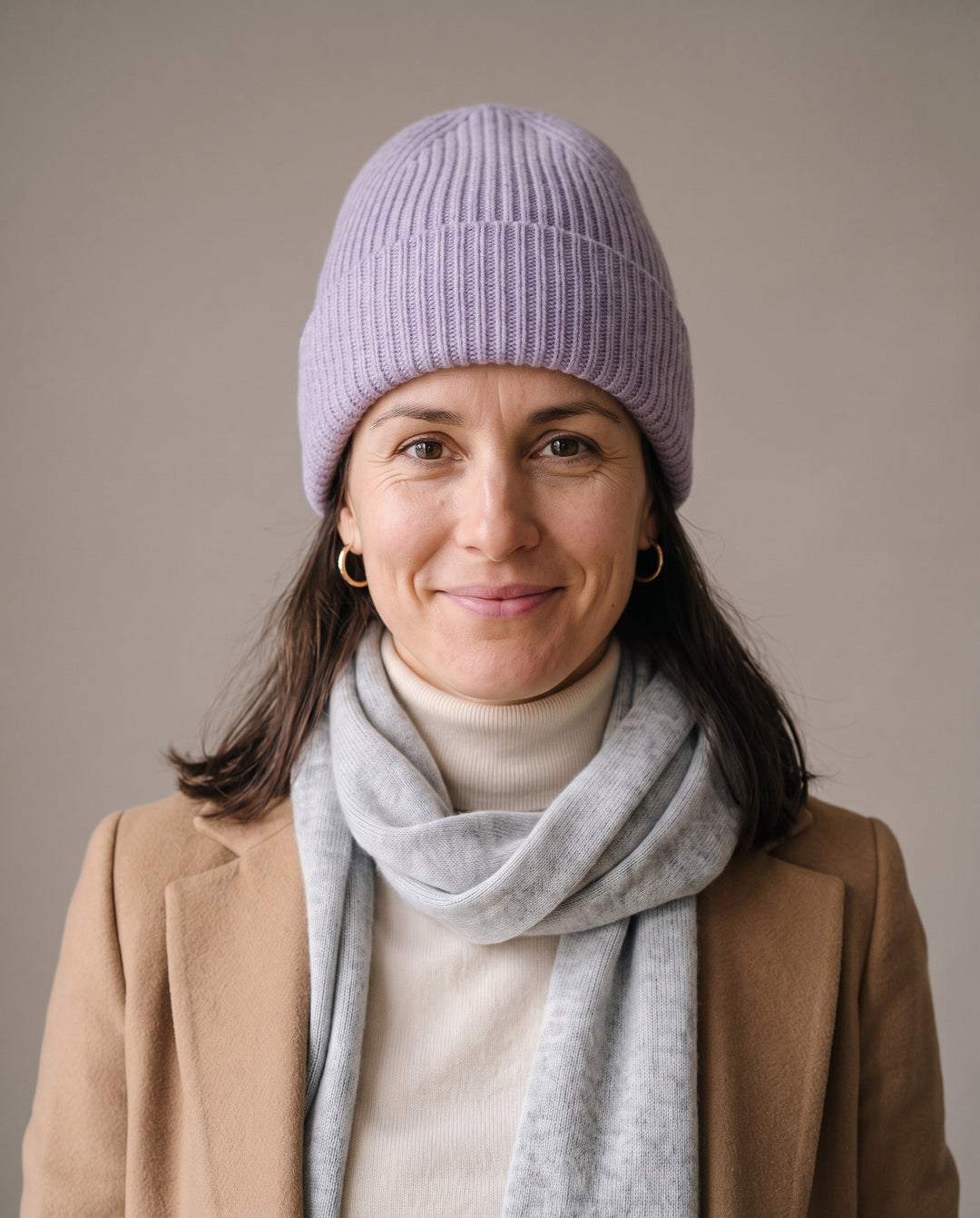 Strickmütze Mo in lavendel – getragen von Damen-Model #farbe_lavendel